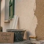 Crépi ou enduit extérieur : façades au cours de ravalement sur échafaudage