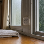 Faut-il aérer quand il pleut ? Fenêtres entrouvertes contre l’humidité