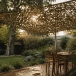 Voile d'ombrage camouflage tendue pour protéger du soleil
