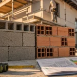 Brique ou parpaing sur chantier : résistance et isolation