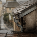 Gouttiere sur mur en limite de propriété : rejet au sol, traces de pluie