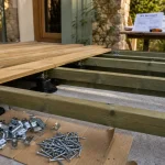 Kit terrasse bois : lambourdes et vis inox A2 sur plots