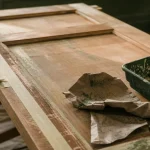 Peindre porte en bois sans traces : porte en bois, ruban de masquage et rouleau