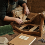 Rénovation fauteuil Voltaire en atelier : retrait garniture et choix tissus