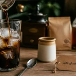Recettes café glacé maison : verre de café et glaçons, astuces barista